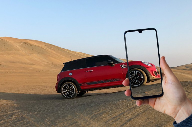 CELULAR TOMANDO UNA FOTO DE UN MINI
