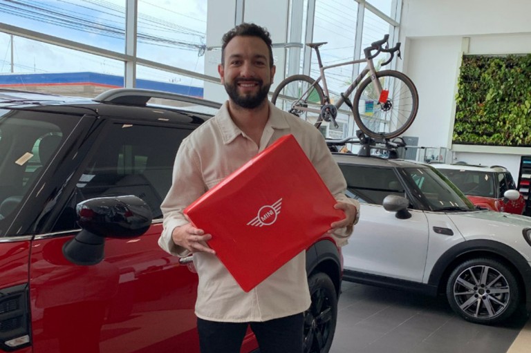 PERSONA RECIBIENDO PREMIO EN LA AGENCIA DE MINI