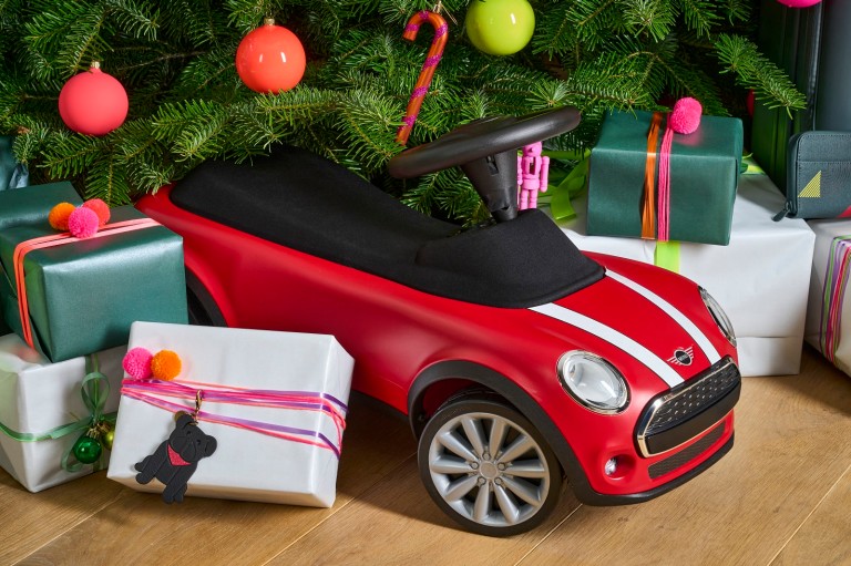 MINI BAJO EL ARBOL DE NAVIDAD