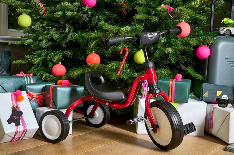 TRICICLO BAJO EL ARBOL DE NAVIDAD