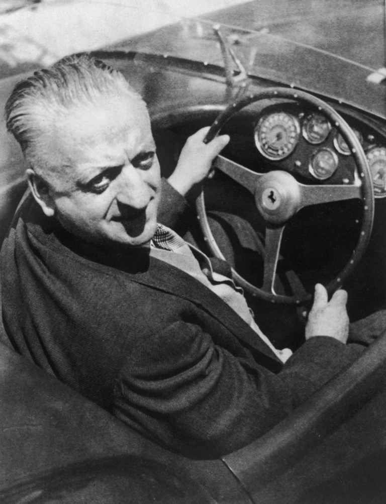 Enzo Ferrari conduciendo un MINI