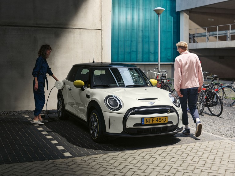 MINI Cooper SE de 3 puertas – vista frontal – plata y negro