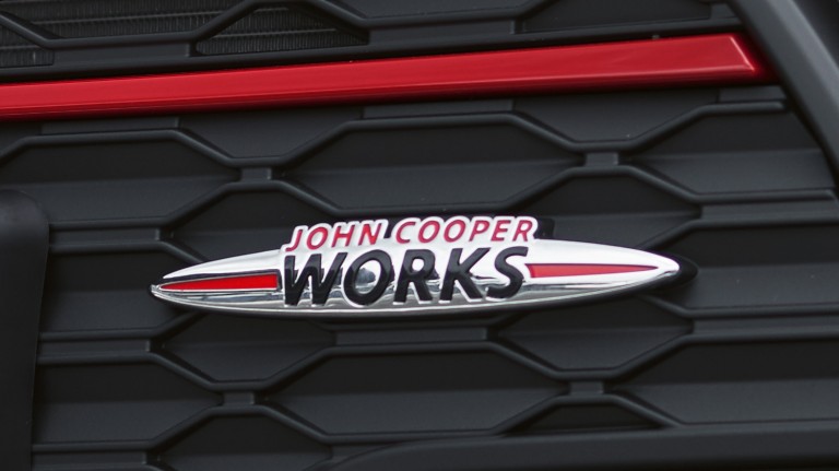 MINI John Cooper Works Clubman – parrilla frontal – insignia JCW