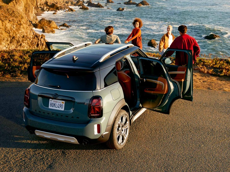 MINI Countryman F60 – verde y blanco – interior y espacio