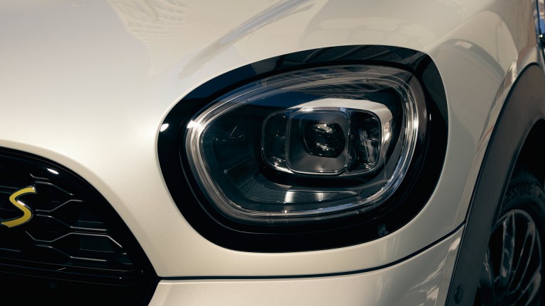 Nuevo MINI Cooper SE Countryman – faros delanteros adaptables – tecnología Matrix