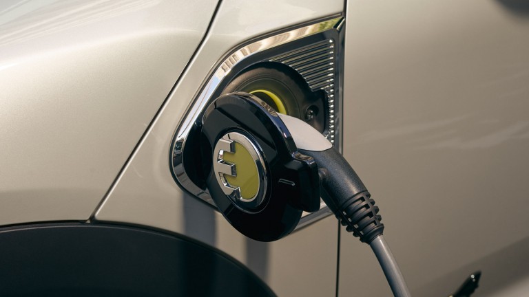 MINI HÍBRIDO ELÉCTRICO ENCHUFABLE – molduras laterales – puerto de carga amarillo